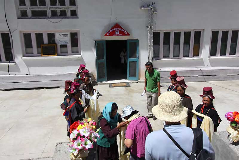 After once again driving from Leh over the 19,000 ft Kardong la pass, Dr Elliott and her team were welcomed at the hospital in Disket, Nubra Valley