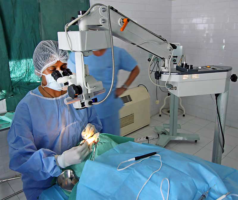 Utilizing the new Appasamy surgical microscope, as well as the skilled members of their support team, Dr Ranjana and Dr Cheong performed many successful cataract surgeries