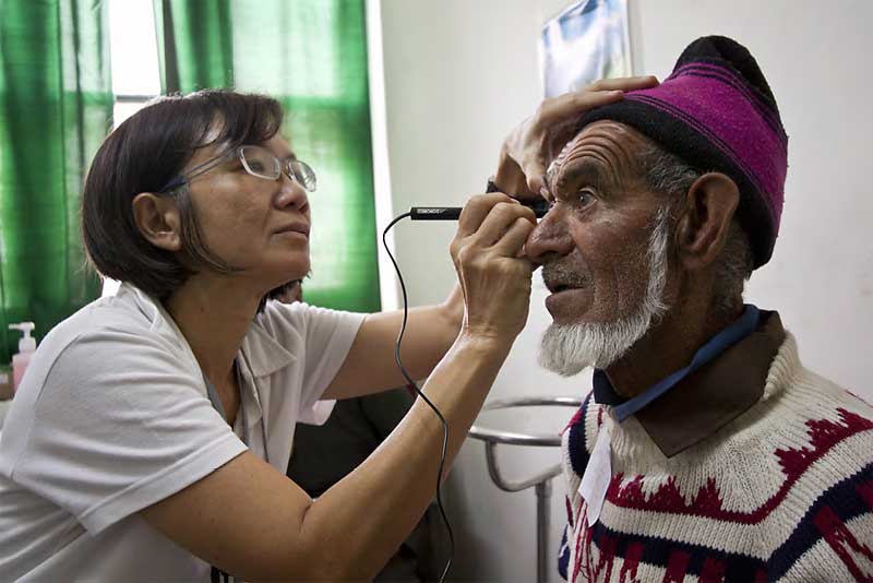 Dr.-Pauline-Cheong-conducting-tests-for-glaucoma-on-a-patient-in-Nubra-Valley